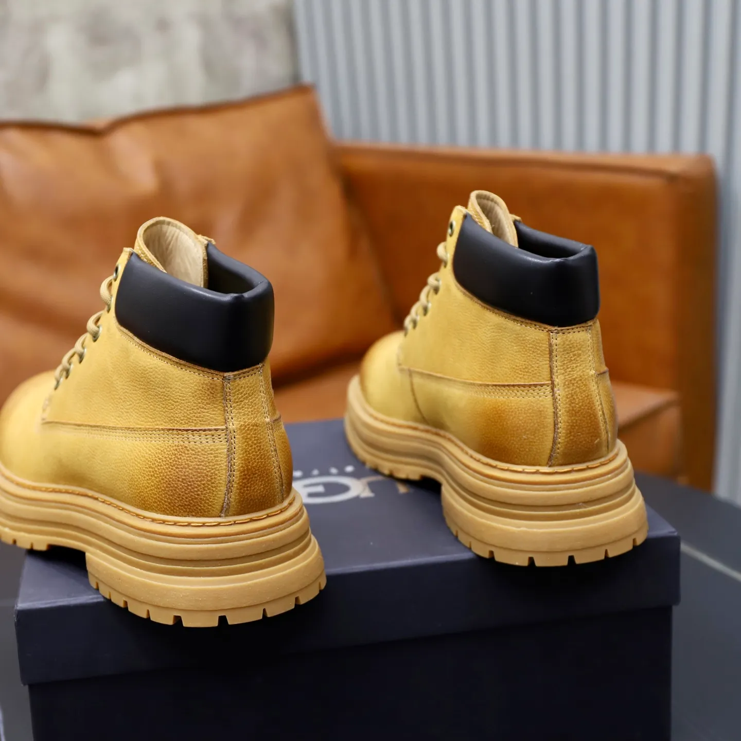 Ex-factory price: 680💰Thick wool imported from Australia Brand: UGG genuine purchasing agent Size: 38-44 (customized in 45) Grade: Official website 1:1 Material: First-layer genuine leather waterproof and antifreeze upper Real wool lining Original non-slip Soft wear-resistant outsole Style category: Men's casual shoes Trendy style Comfortable on the feet Color: Official website color synchronization